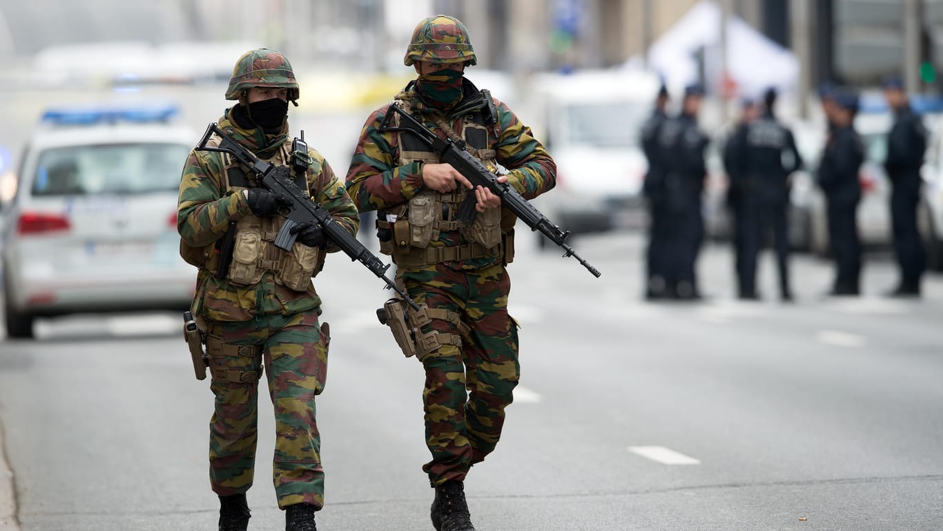 Sicherheitskräfte patrouillieren in Brüssel.