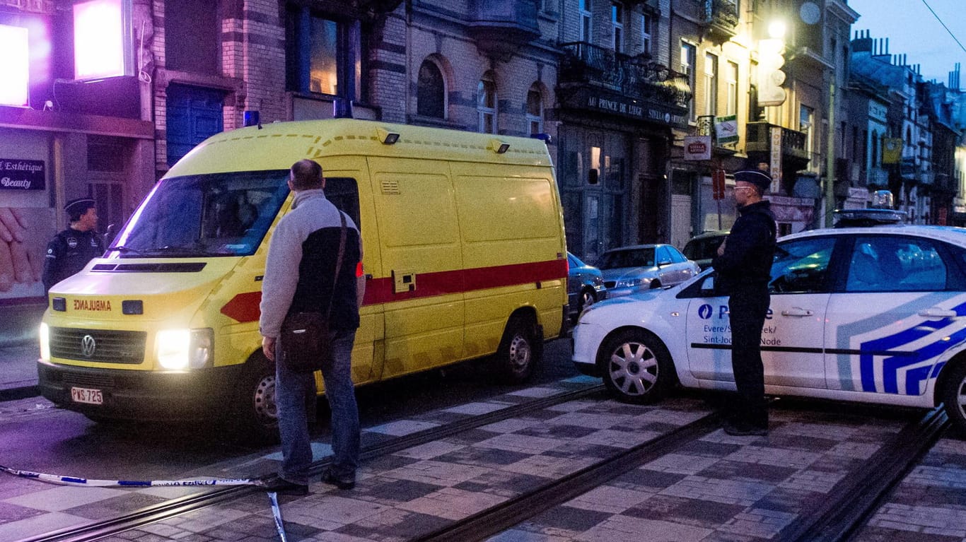 Nach den Terroranschlägen in Brüssel fahndeten die Sicherheitskräfte in der Nacht mit Hochdruck nach Hintermännern und einem Terrorverdächtigen.