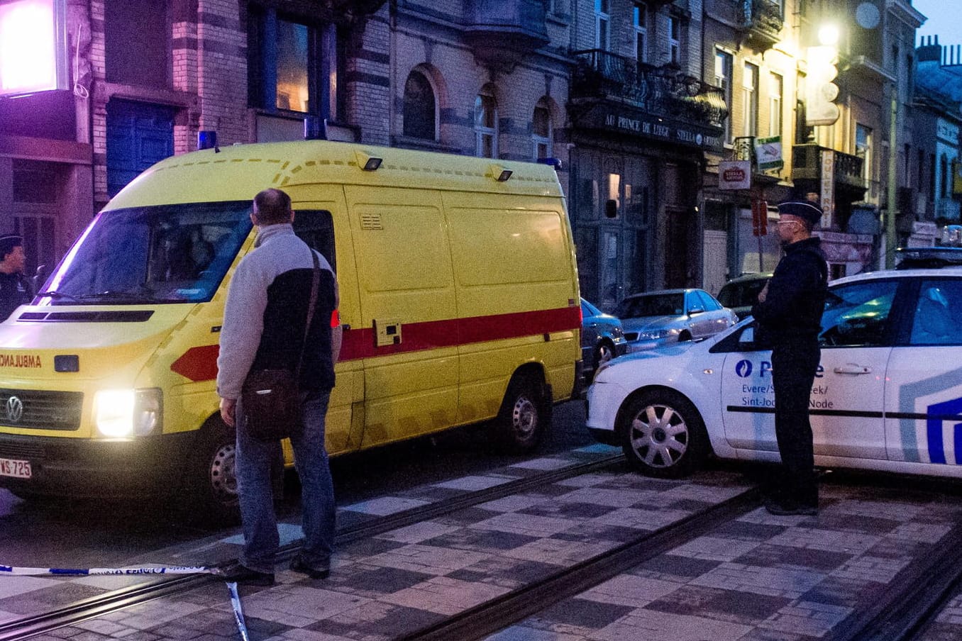 Nach den Terroranschlägen in Brüssel fahndeten die Sicherheitskräfte in der Nacht mit Hochdruck nach Hintermännern und einem Terrorverdächtigen.