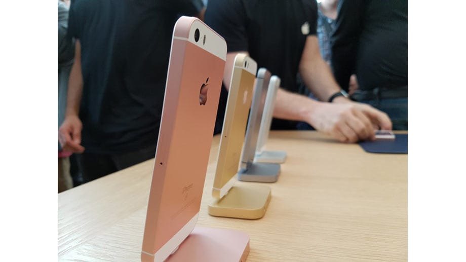 Das iPhone SE ist in allen vier derzeit von Apple produzierten Farben erhältlich, auch Roségold.