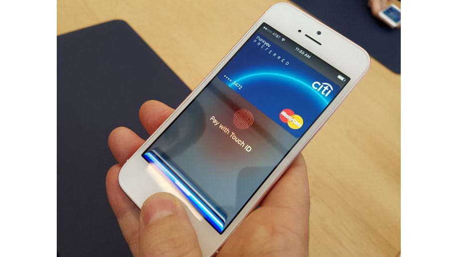 Ein NFC-Chip für den Bezahldienst Apple Pay ist zwar eingebaut, kann in Deutschland aber nicht genutzt werden, da es noch keine Banken gibt, die das System anbieten.