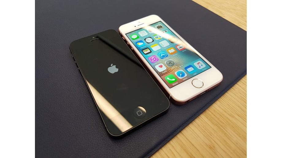 Im direkten Vergleich ist der Fingerabdrucksensor des iPhone SE (r.) der größte Unterschied zum iPhone 5.