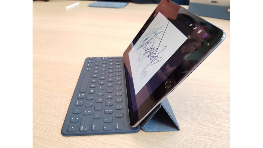 In Kombination mit Apples Smart Keyboard wird das kleine iPad Pro zu einem sehr leichten Notebook-Ersatz.