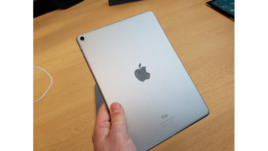 Betrachtet man nur die Rückseite des neuen iPad pro, lässt sich kaum ein Unterschied zum iPad Air 2 feststellen.