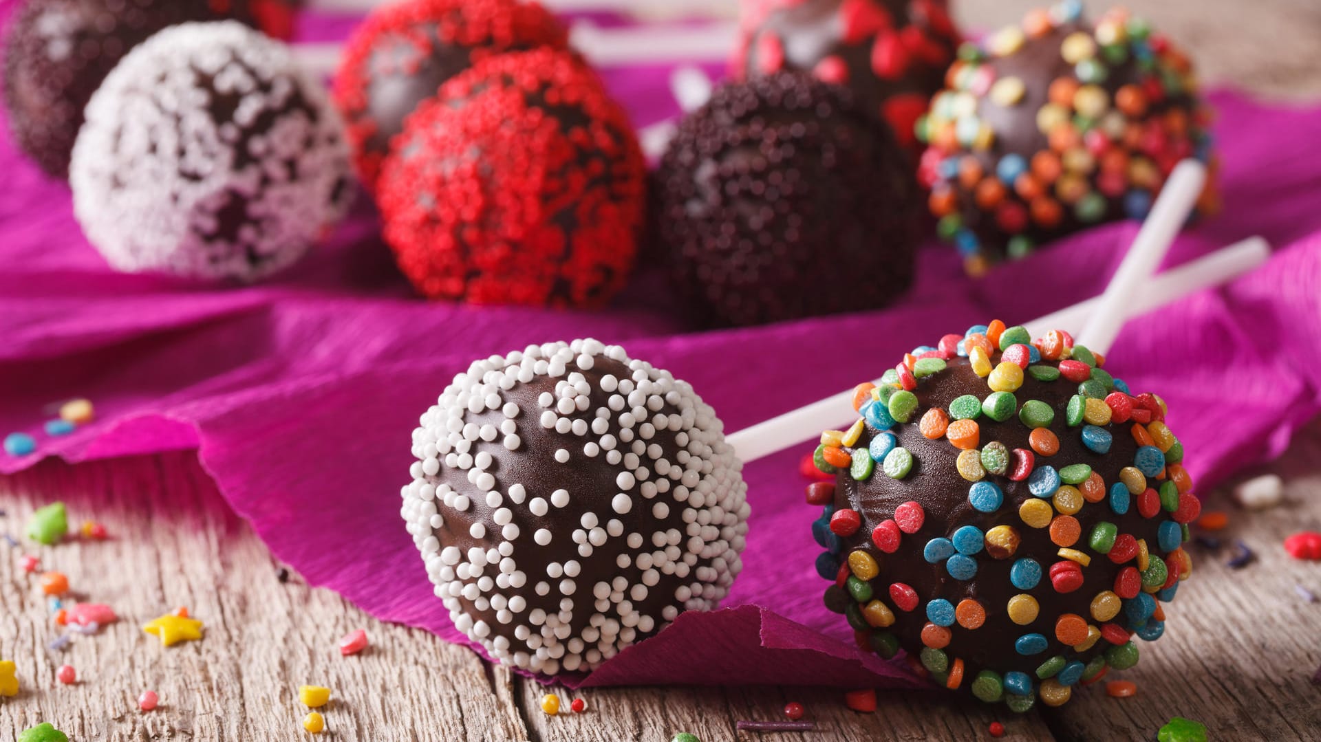 Cake-Pops sehen besonders schön aus, wenn Sie sie mit bunten Streuseln dekorieren.