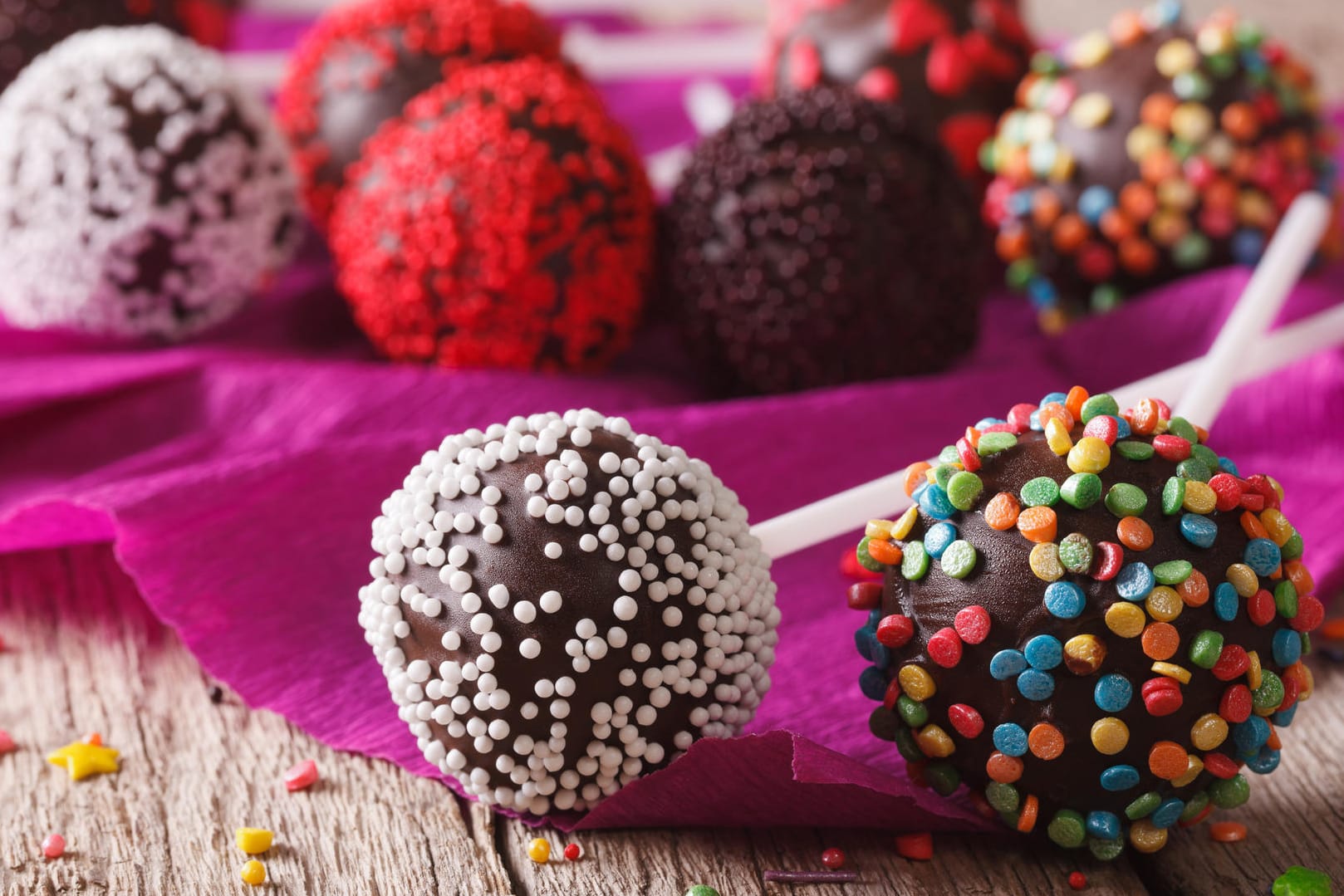 Cake-Pops sehen besonders schön aus, wenn Sie sie mit bunten Streuseln dekorieren.