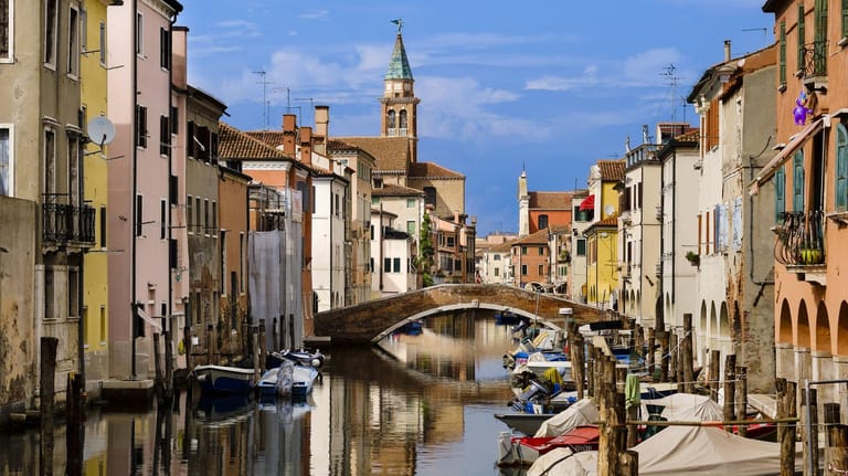 Malerisch reihen sich die Häuser am Canal Vena in Chioggia.