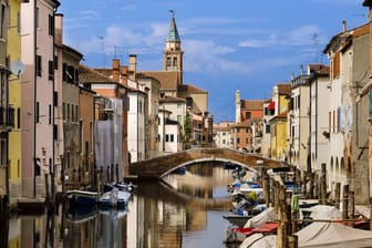 Malerisch reihen sich die Häuser am Canal Vena in Chioggia.