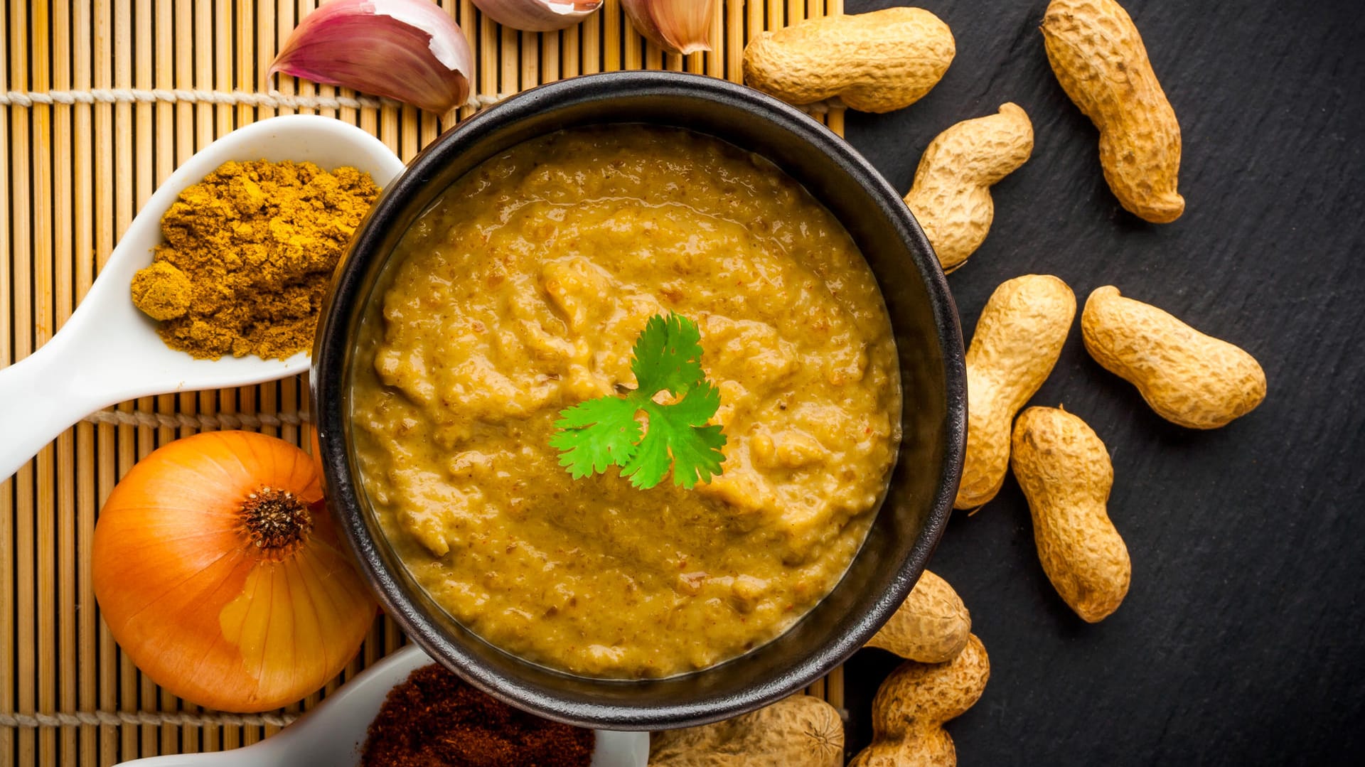 Erdnusssoße schmeckt besonders gut zu Reis und gebratenem Fleisch oder Tofu.