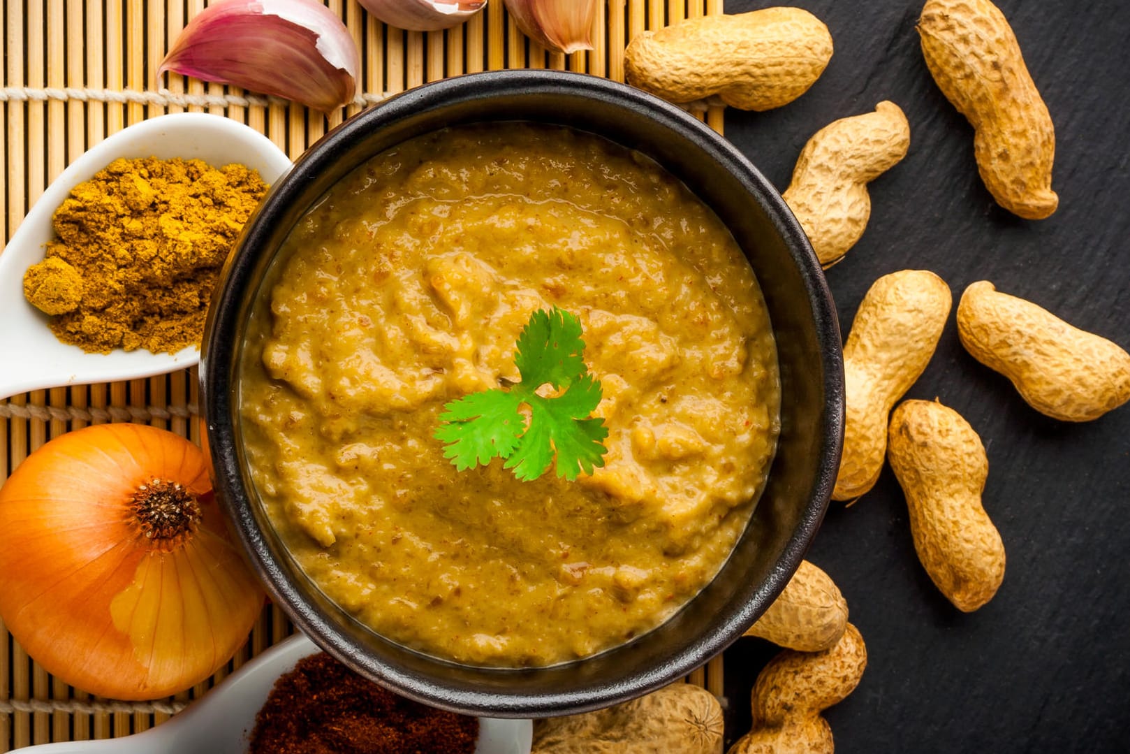 Erdnusssoße schmeckt besonders gut zu Reis und gebratenem Fleisch oder Tofu.