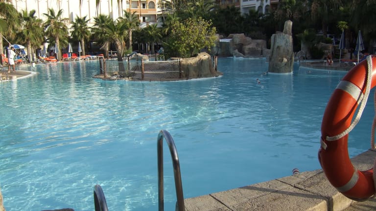 Das "Vera Playa Club Hotel" in Spanien ist ideal für FKK-Neulinge. Urlauber können hier ihre Kleidung nach und nach gegen das Adamskostüm tauschen. Zum Relaxen lädt die großzügige Poollandschaft mit Whirlpools und Jacuzzis unter Palmen ein.