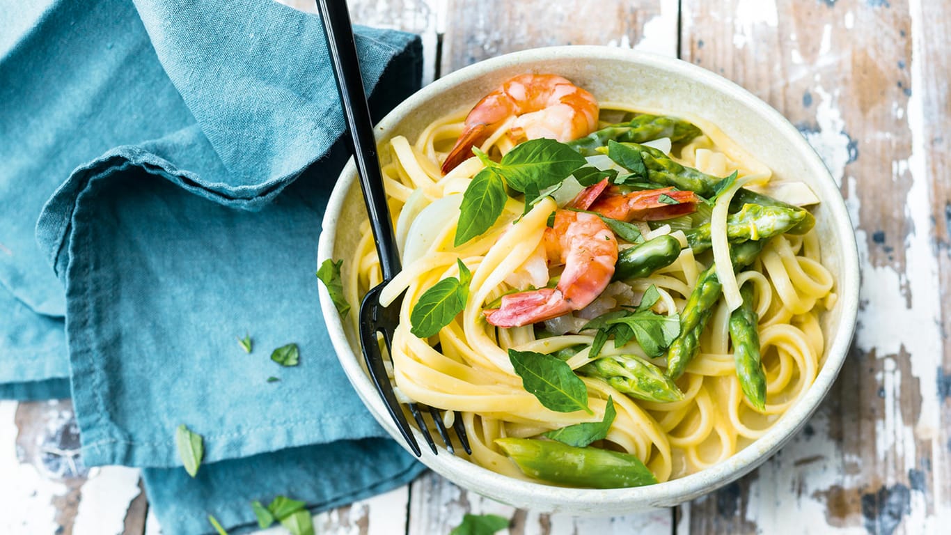 Alles aus einem Topf kann richtig lecker sein: Pasta mit Garnelen und grünem Spargel.