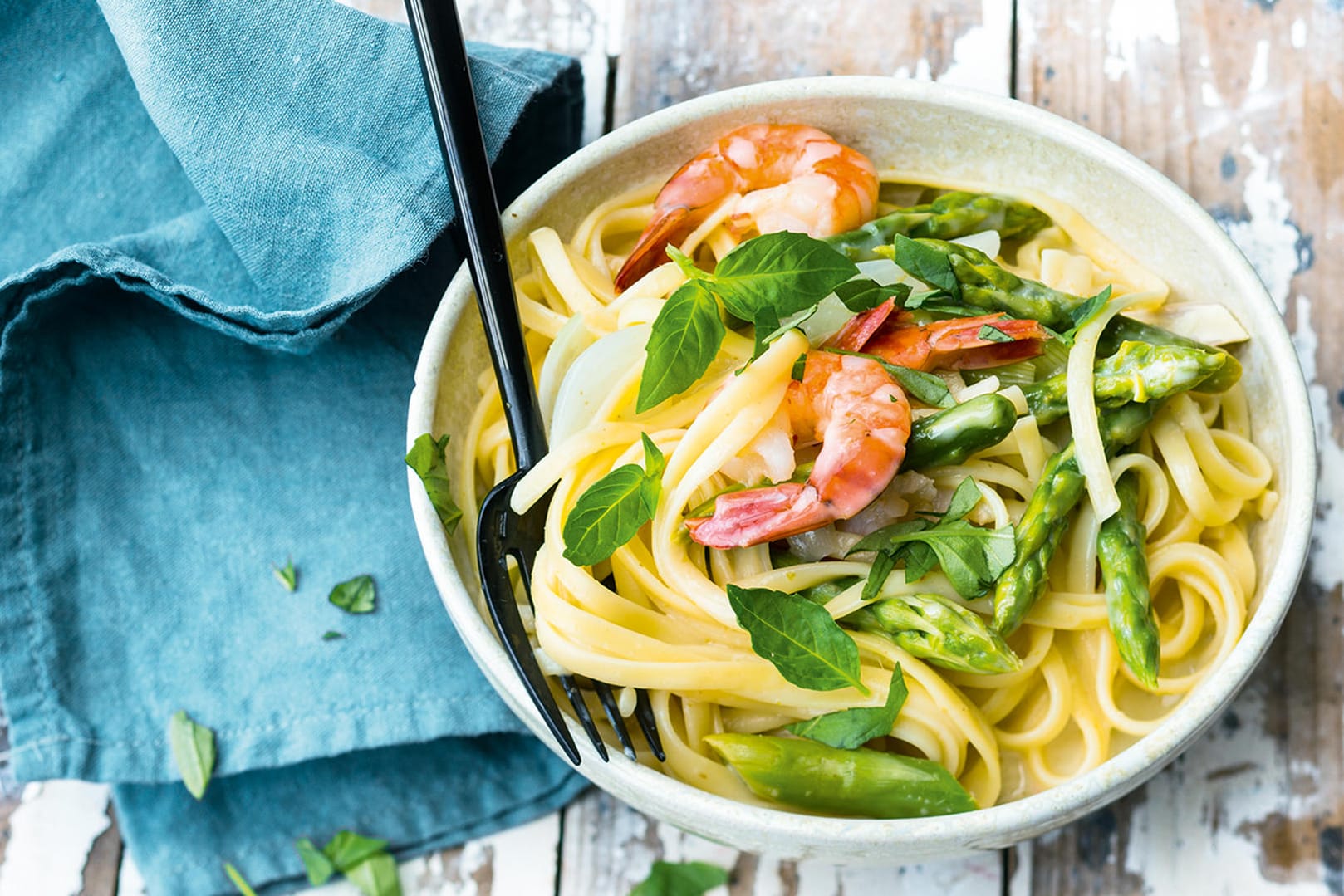 Alles aus einem Topf kann richtig lecker sein: Pasta mit Garnelen und grünem Spargel.