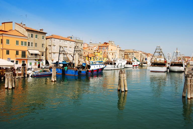 An den Anlegestellen Chioggias liegen viele Fischerboote. In der kleinen Stadt ist dieses Handwerk noch wichtiger als der Tourismus.