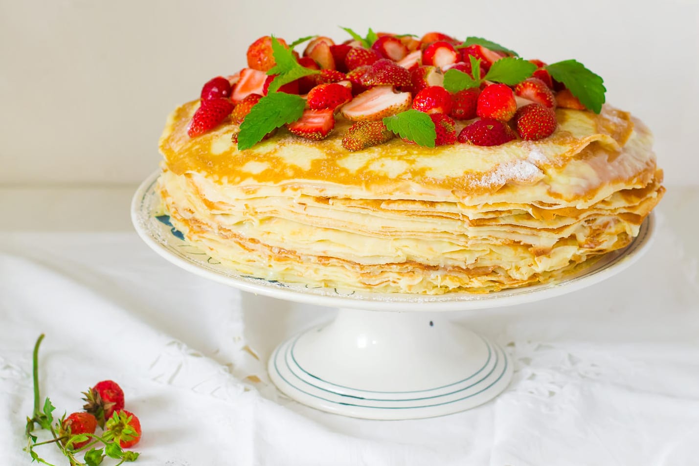 Mit Erdbeeren schmeckt die Pfannkuchentorte besonders frühlingshaft.