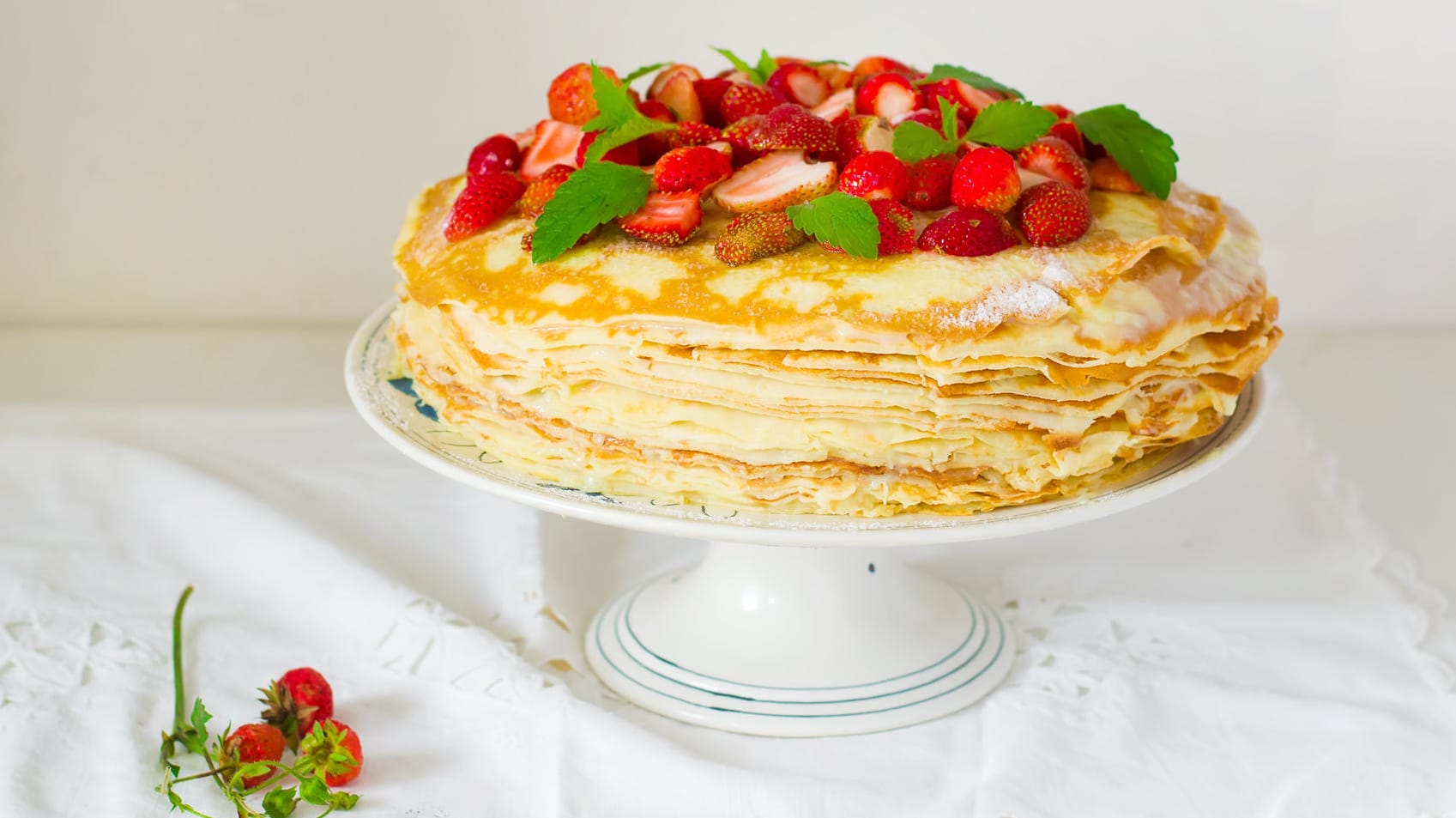 Mit Erdbeeren schmeckt die Pfannkuchentorte besonders frühlingshaft.