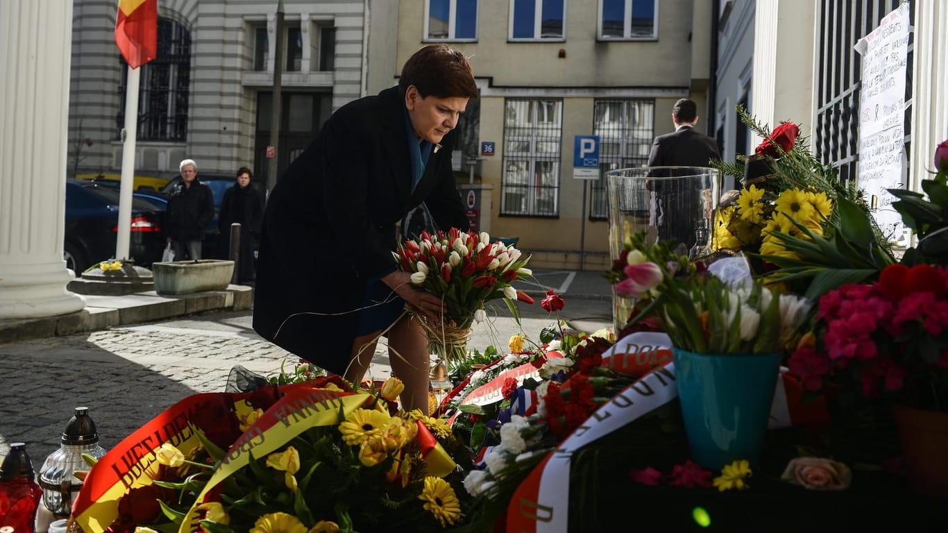Ministerpräsidentin Beata Szydlo legt an der belgischen Botschaft in Warschau Blumen nieder.