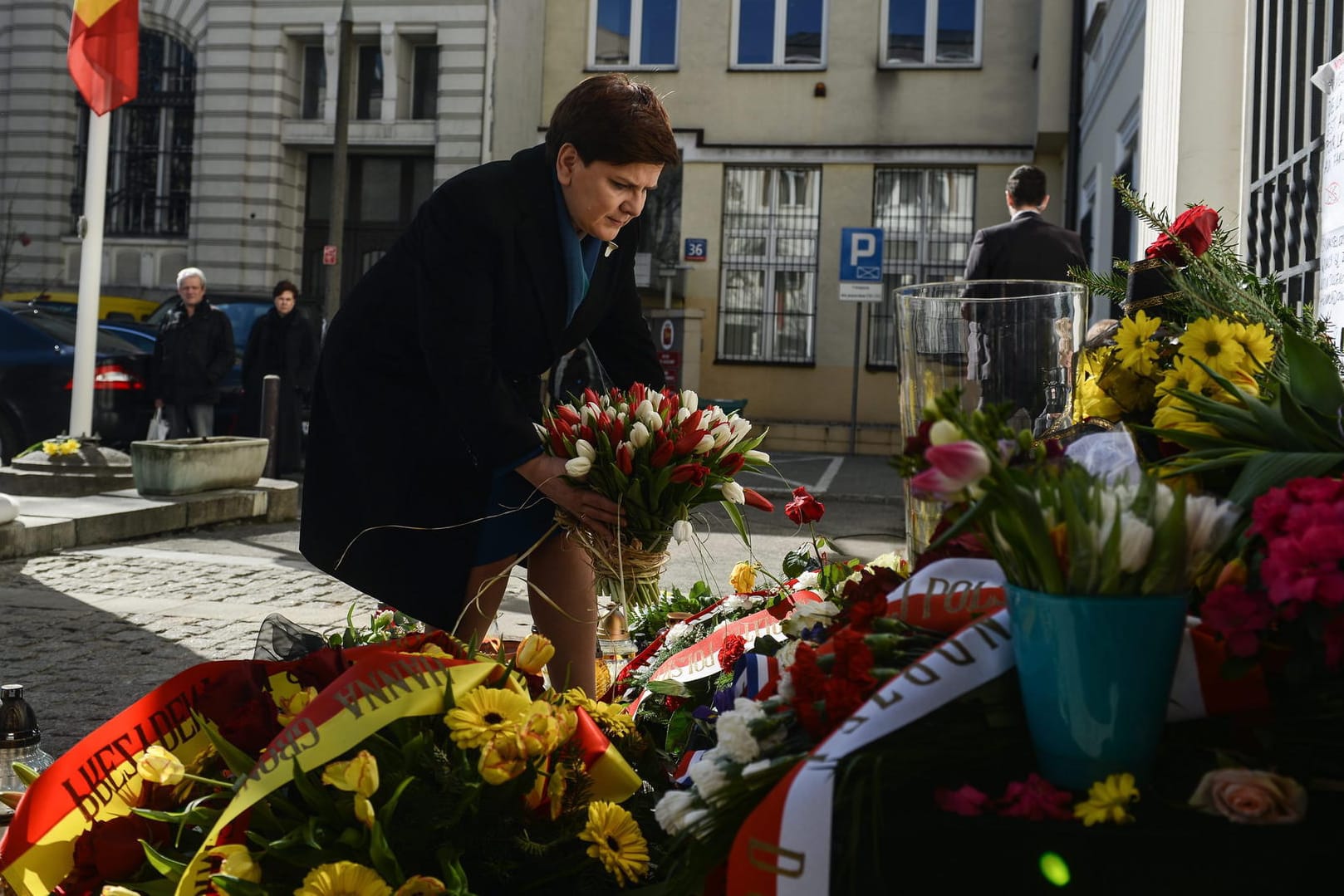 Ministerpräsidentin Beata Szydlo legt an der belgischen Botschaft in Warschau Blumen nieder.