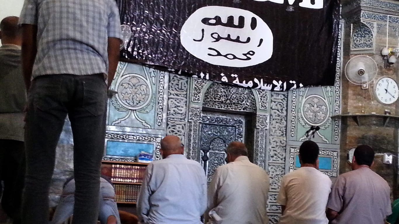 IS-Anhänger beten im Irak: Angeblich hat die Terrormiliz Hunderte Anhänger nach Europa geschickt, wo sie Anschläge verüben sollen.