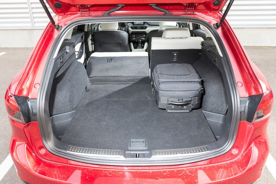 Dafür fällt der Kofferraum im Mazda 6 etwas kleiner aus als beim Skoda. 522 bis 1.664 Liter kann der Japaner verpacken.