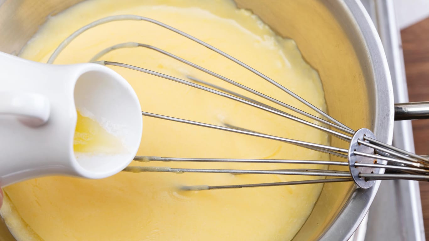 Sauce Hollandaise: Geben Sie die flüssige Butter ganz langsam dazu und hören Sie dabei nicht auf zu rühren.