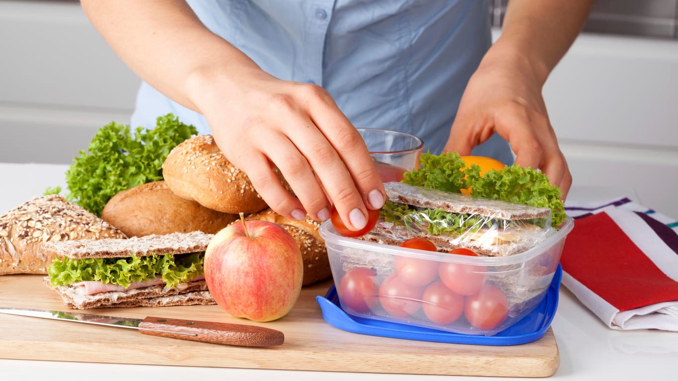 Das Vorbereiten von Mahlzeiten spart Zeit und hilft bei einer gesunden Ernährungsweise. Das Vorbereiten von Mahlzeiten spart Zeit und hilft bei einer gesunden Ernährungsweise.