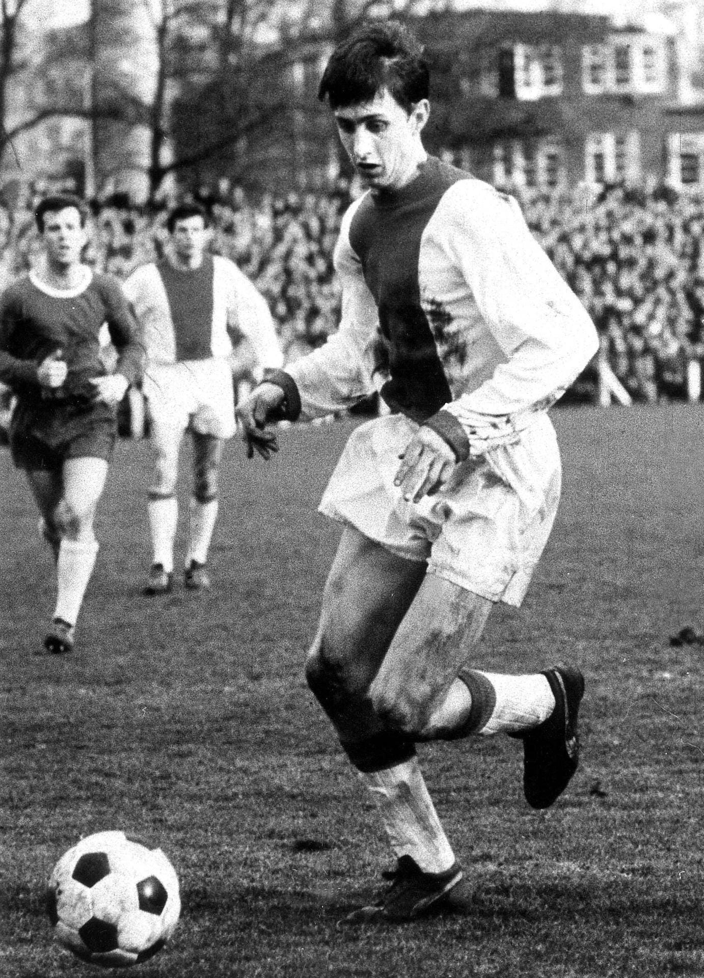 Profi-Debüt als 17-Jähriger: Seine ersten Tricks vollführte Johan Cruyff für Ajax Amsterdam. Insgesamt gewann der Spielmacher mit dem Eredivisie-Klub neun Meistertitel, sechsmal den Pokal und wurde zweimal Torschützenkönig. Profi-Debüt als 17-Jähriger: Seine ersten Tricks vollführte Johan Cruyff für Ajax Amsterdam. Insgesamt gewann der Spielmacher mit dem Eredivisie-Klub neun Meistertitel, sechsmal den Pokal und wurde zweimal Torschützenkönig.