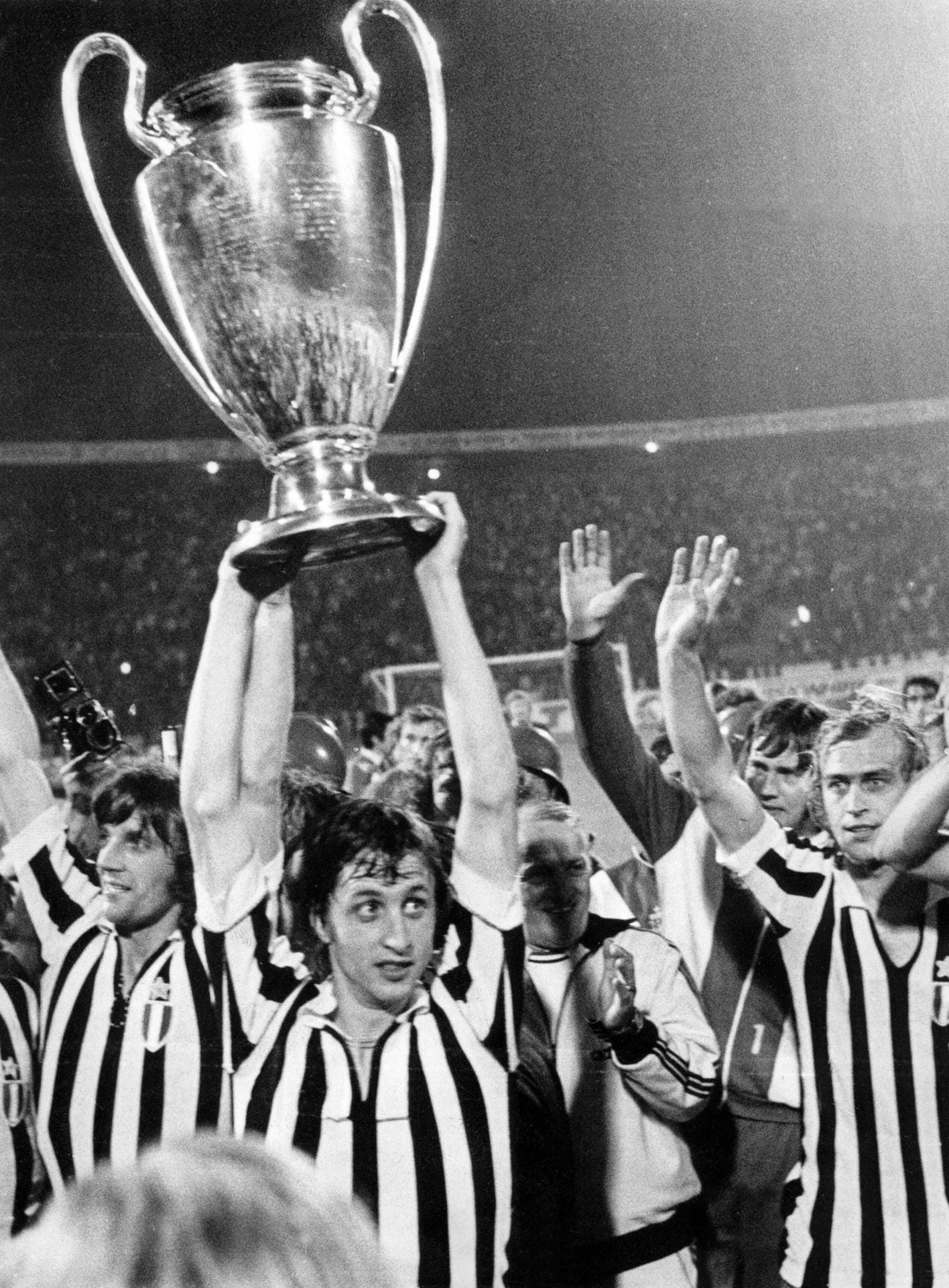 Auch international sorgte Cruyff für Furore. Von 1971 bis 1973 triumphierte er mit Ajax dreimal in Serie im Europapokal der Landesmeister. Auch den europäischen Supercup (1972 und 1973) sowie den Weltpokal (1972) gewann er. Auch international sorgte Cruyff für Furore. Von 1971 bis 1973 triumphierte er mit Ajax dreimal in Serie im Europapokal der Landesmeister. Auch den europäischen Supercup (1972 und 1973) sowie den Weltpokal (1972) gewann er.