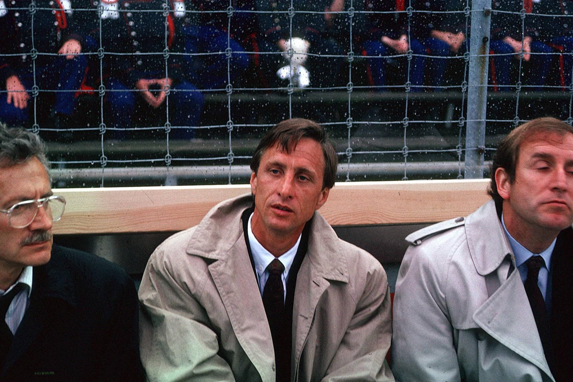 1985 vollzog Cruyff den Schritt vom Rasen auf die Bank und coachte Ajax zu weiteren Erfolgen. Auch als Trainer war seine zweite Station der FC Barcelona. Mit Spielern wie Pep Guardiola, Ronald Koeman und Michael Laudrup baute er eine Star-Mannschaft mit unverwechselbarer Taktik auf - und holte vier spanische Meistertitel in Serie sowie den Europapokal der Pokalsieger und den der Landesmeister. 1985 vollzog Cruyff den Schritt vom Rasen auf die Bank und coachte Ajax zu weiteren Erfolgen. Auch als Trainer war seine zweite Station der FC Barcelona. Mit Spielern wie Pep Guardiola, Ronald Koeman und Michael Laudrup baute er eine Star-Mannschaft mit unverwechselbarer Taktik auf - und holte vier spanische Meistertitel in Serie sowie den Europapokal der Pokalsieger und den der Landesmeister.