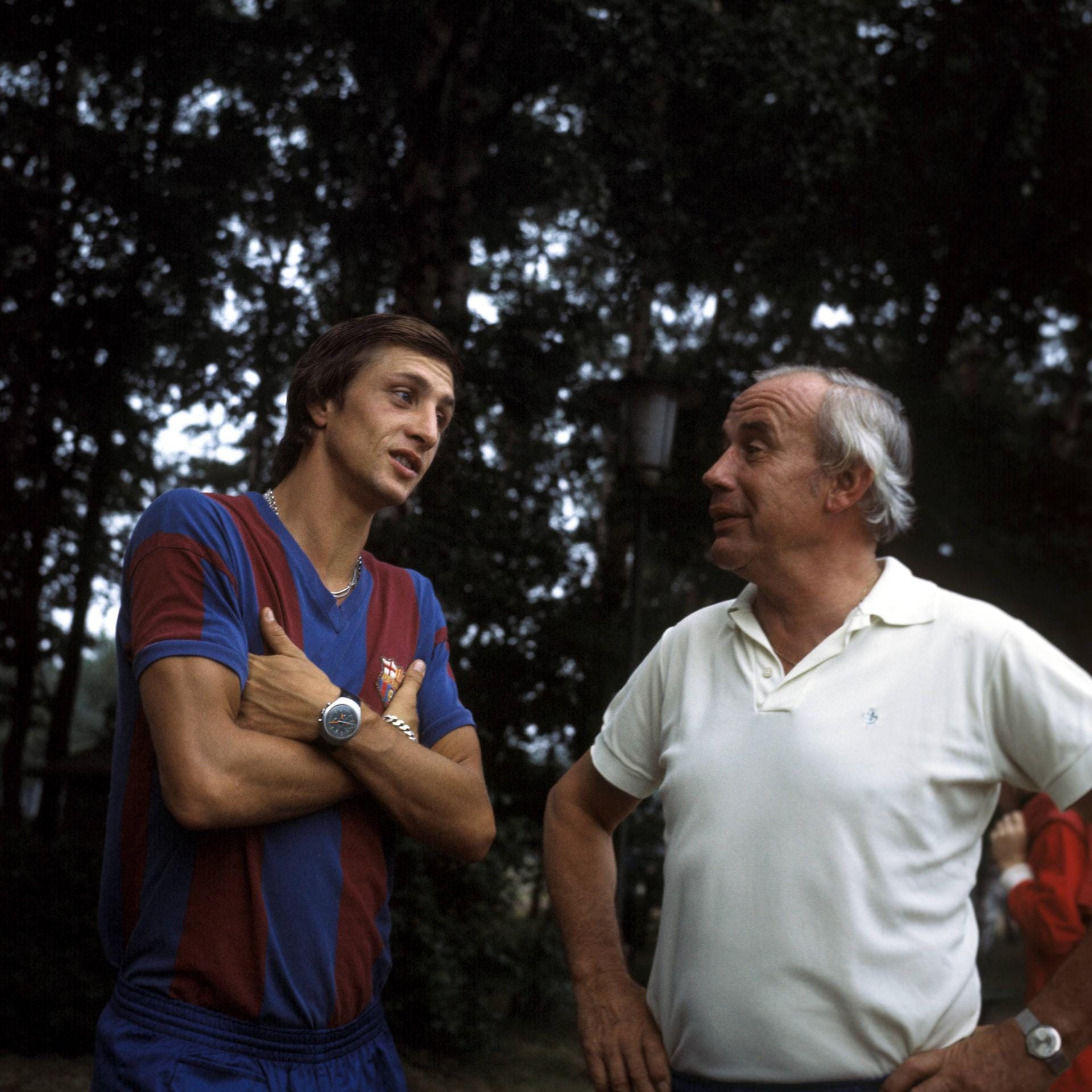 Bei seiner zweiten Station, dem FC Barcelona, wurde Cruyff schnell zur Ikone und zum Fanliebling. Als der deutsche Trainer Hennes Weisweiler kam und mit dem niederländischen Star aneinander geriet, schlugen sich die Barca-Anhänger auf die Seite des Spielers - und Weisweiler musste gehen. Bei seiner zweiten Station, dem FC Barcelona, wurde Cruyff schnell zur Ikone und zum Fanliebling. Als der deutsche Trainer Hennes Weisweiler kam und mit dem niederländischen Star aneinander geriet, schlugen sich die Barca-Anhänger auf die Seite des Spielers - und Weisweiler musste gehen.