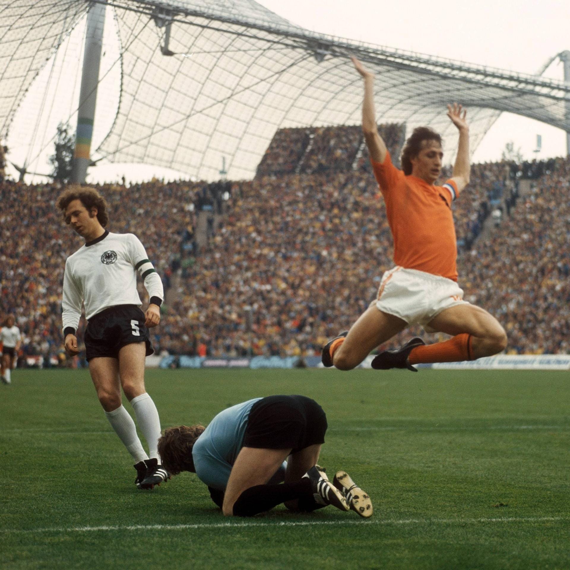 Die Krönung mit der Nationalmannschaft blieb ihm verwehrt. Mit dem sogenannten "Voetbal Totaal" stürmte Oranje 1974 zwar ins Finale der Weltmeisterschaft. Doch im Duell mit Gastgeber Deutschland mussten sich Cruyff und Co. 1:2 geschlagen geben. Die Krönung mit der Nationalmannschaft blieb ihm verwehrt. Mit dem sogenannten "Voetbal Totaal" stürmte Oranje 1974 zwar ins Finale der Weltmeisterschaft. Doch im Duell mit Gastgeber Deutschland mussten sich Cruyff und Co. 1:2 geschlagen geben.