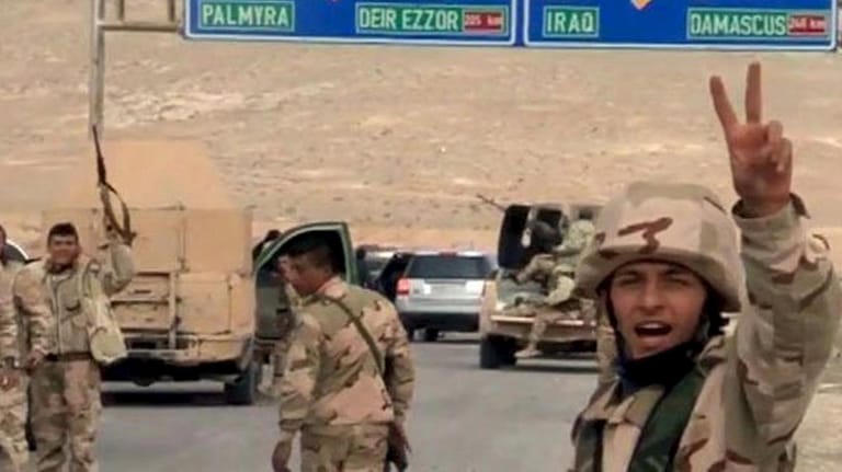 "Victory" gegen den IS: Syrische Soldaten vor der Wüstenstadt Palmyra.