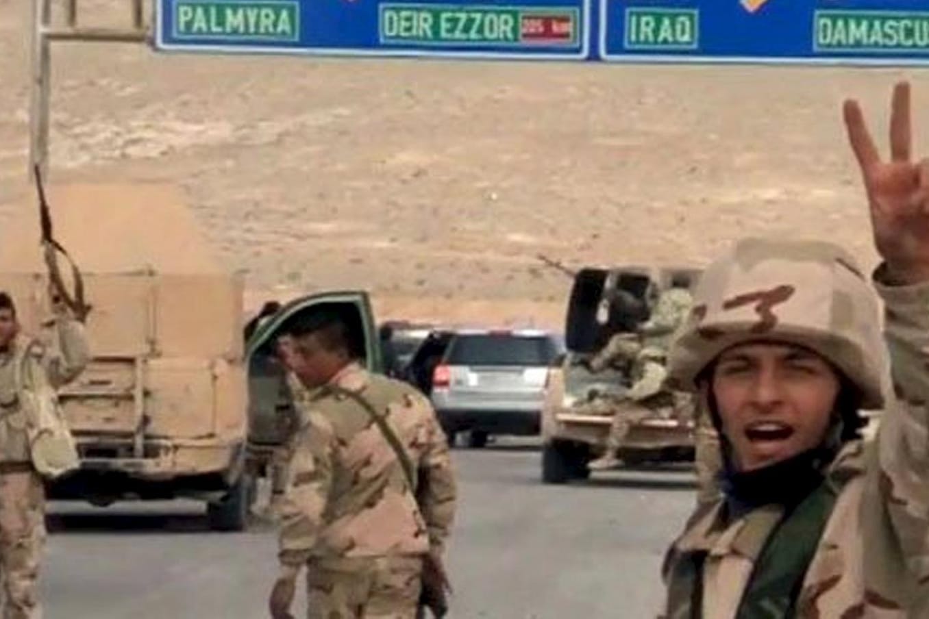 "Victory" gegen den IS: Syrische Soldaten vor der Wüstenstadt Palmyra.
