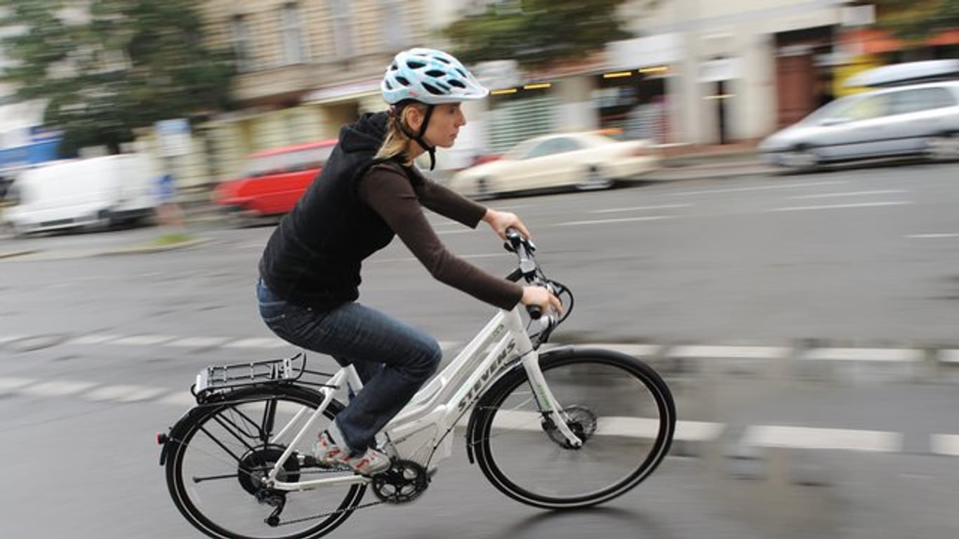 Auf Geschwindigkeit und Leistung kommt es an: Fahrer von E-Bikes oder Pedelecs sollten ihren Versicherungsschutz überprüfen.