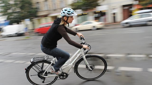 Auf Geschwindigkeit und Leistung kommt es an: Fahrer von E-Bikes oder Pedelecs sollten ihren Versicherungsschutz überprüfen.