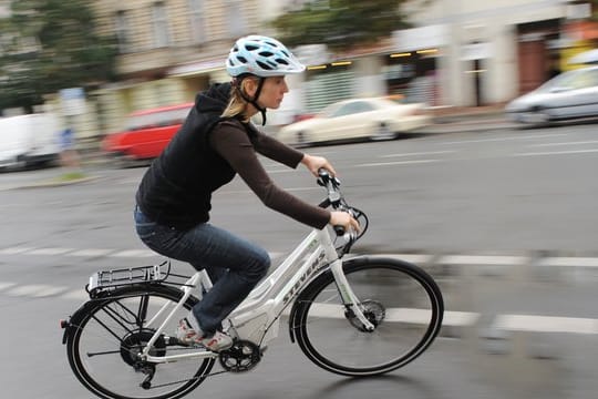 Auf Geschwindigkeit und Leistung kommt es an: Fahrer von E-Bikes oder Pedelecs sollten ihren Versicherungsschutz überprüfen.