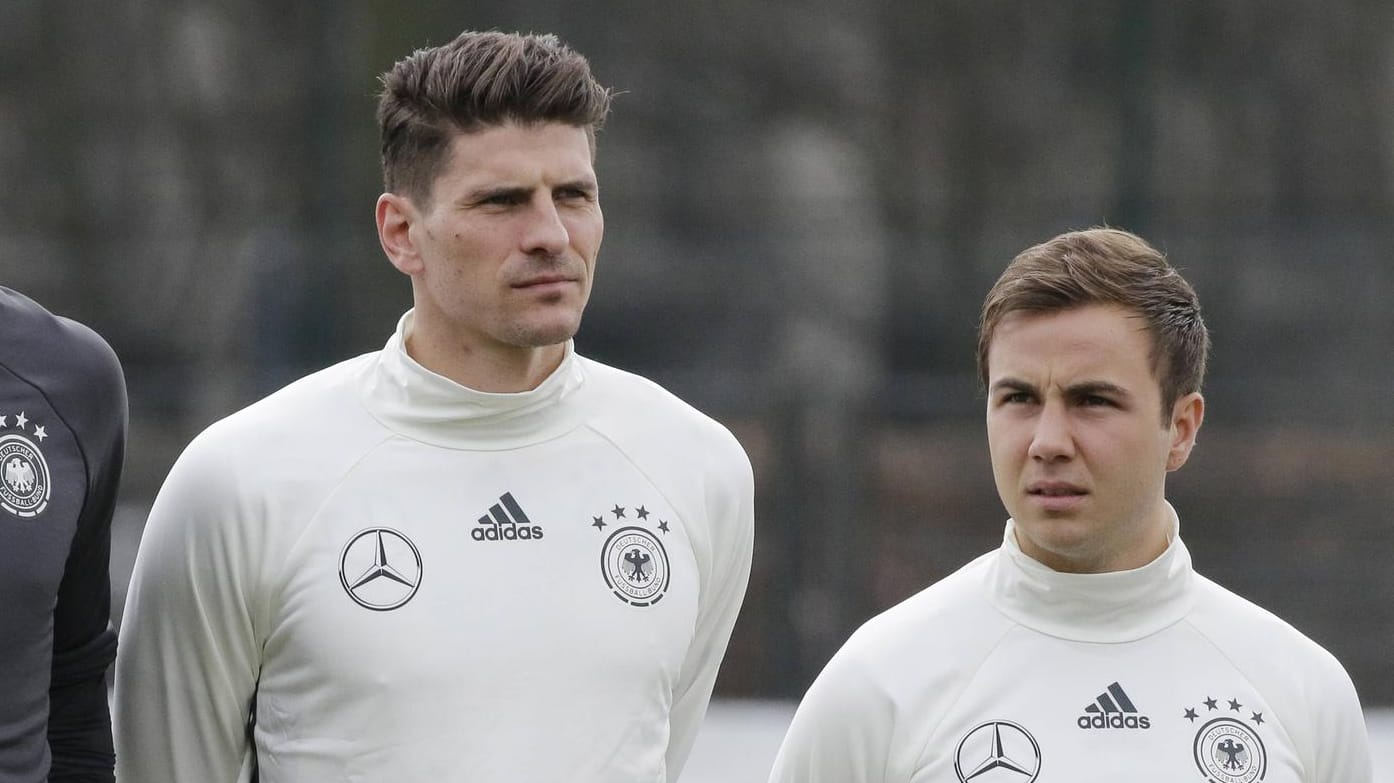 Der doppelte Mario: Mario Gomez (li.) und Mario Götze bei der Nationalmannschaft in Berlin. Der doppelte Mario: Mario Gomez (li.) und Mario Götze bei der Nationalmannschaft in Berlin.
