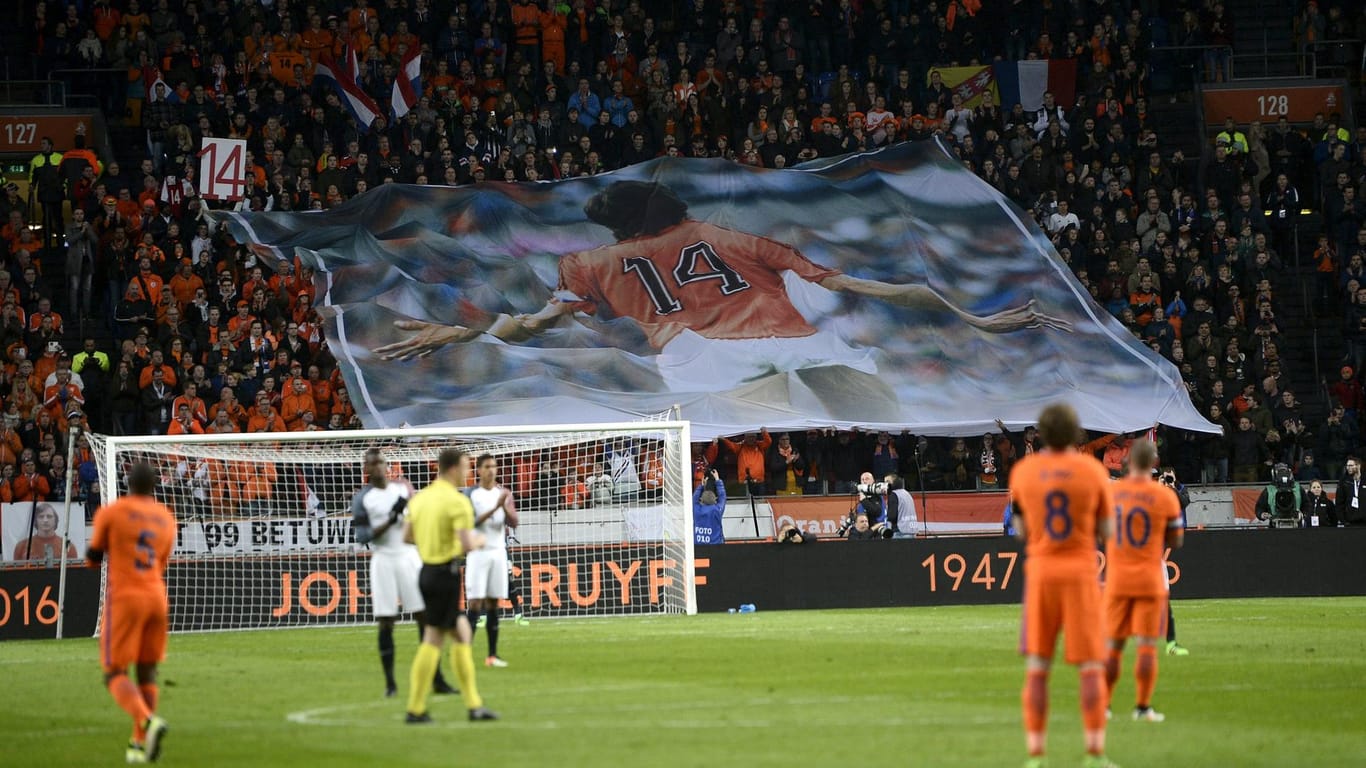 Das Länderspiel zwischen den Niederlanden und Frankreich stand im Zeichen des verstorbenen Johan Cruyff.