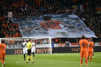 Das Länderspiel zwischen den Niederlanden und Frankreich stand im Zeichen des verstorbenen Johan Cruyff.