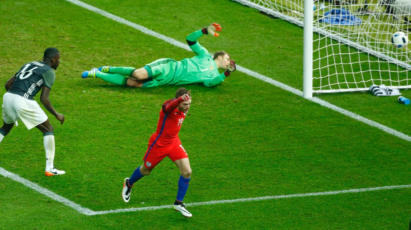 Englands Jamie Vardy (unten) erzielt im Länderspiel-Klassiker gegen Deutschland den Ausgleichstreffer.