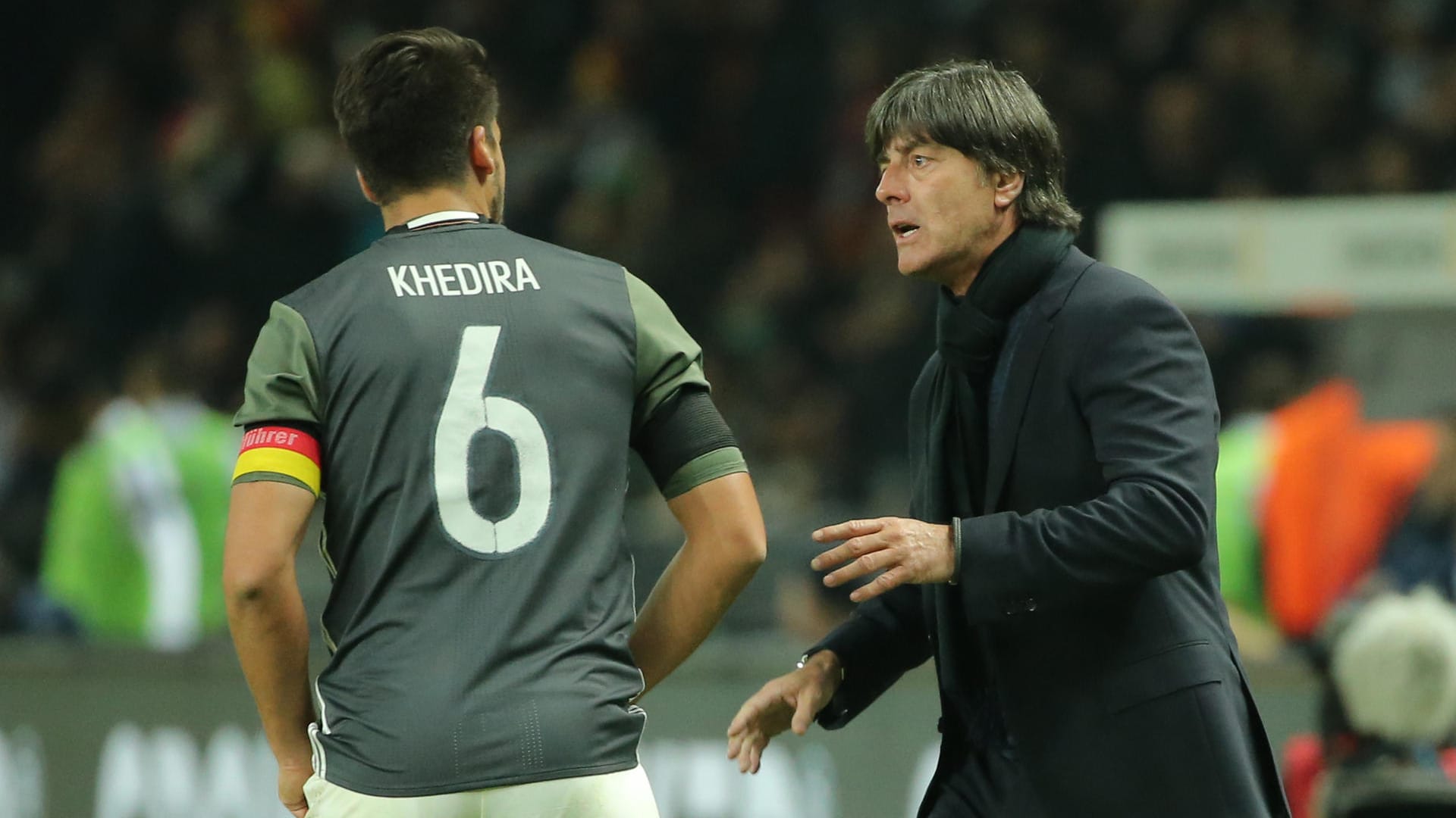 Unzufrieden nach dem Länderspiel-Klassiker: Bundestrainer Jogi Löw (re.) und DFB-Kapitän Sami Khedira. Unzufrieden nach dem Länderspiel-Klassiker: Bundestrainer Jogi Löw (re.) und DFB-Kapitän Sami Khedira.