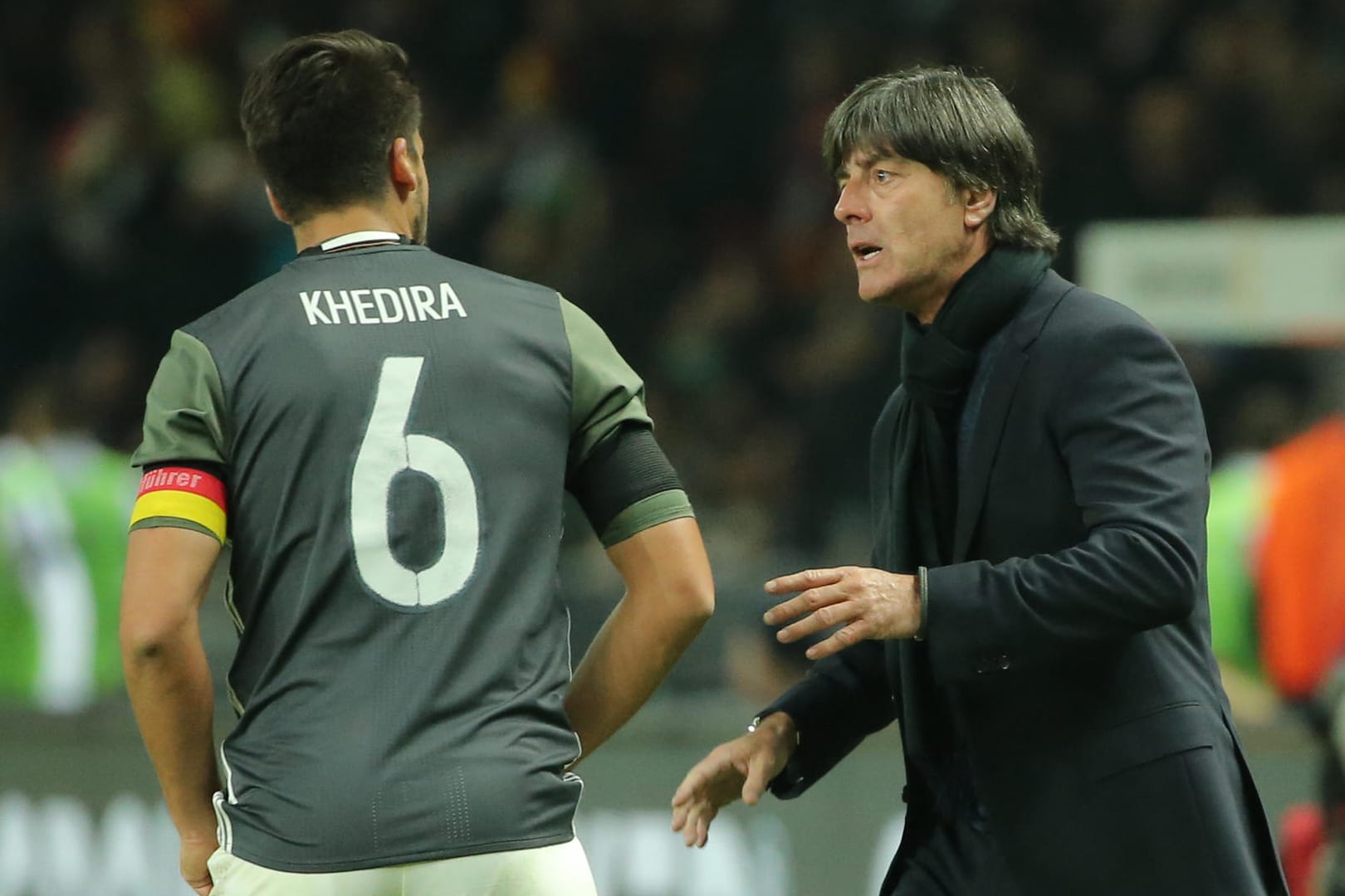 Unzufrieden nach dem Länderspiel-Klassiker: Bundestrainer Jogi Löw (re.) und DFB-Kapitän Sami Khedira.