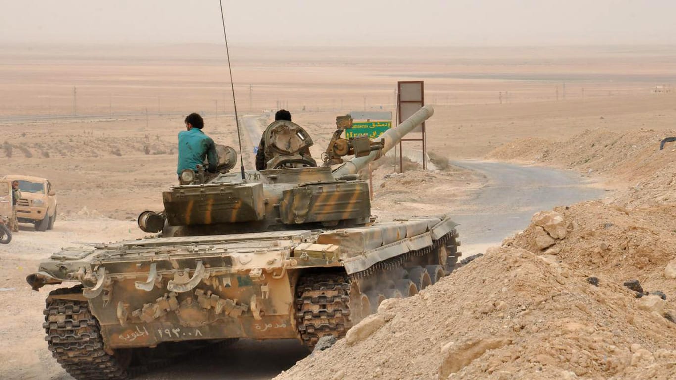 Palmyra nach der Schlacht. Assad-treue Milizionäre bewachen eine Zugangsstraße.