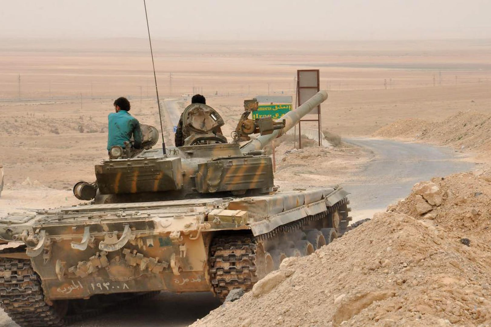 Palmyra nach der Schlacht. Assad-treue Milizionäre bewachen eine Zugangsstraße.