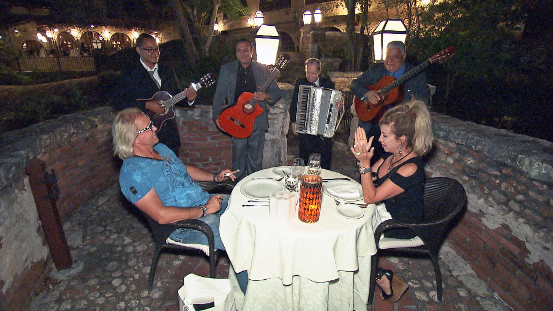 Im kleinen Künstlerort Altos de Chavón hat Robert für seine Carmen ein romantisches Candle-Light-Dinner mit Live-Musik organisiert.