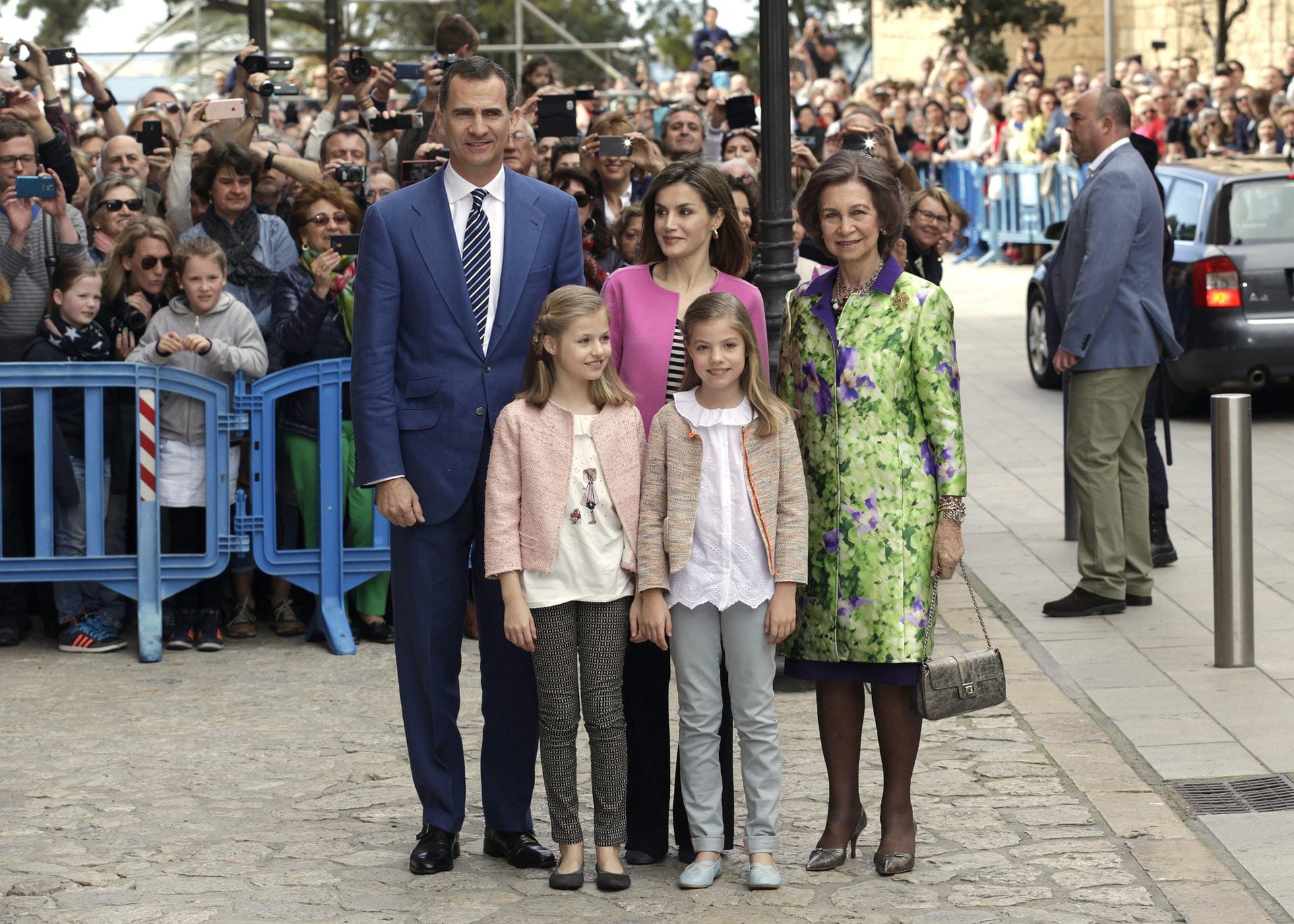 Bei ihrer Ankunft posieren Spaniens König Felipe VI, Königin Letizia (h.M.), ihre Töchter Leonor (v.l.) und Sofia (v.r.) und Felipes Mutter Sofia vor der mallorquinischen Kathedrale.