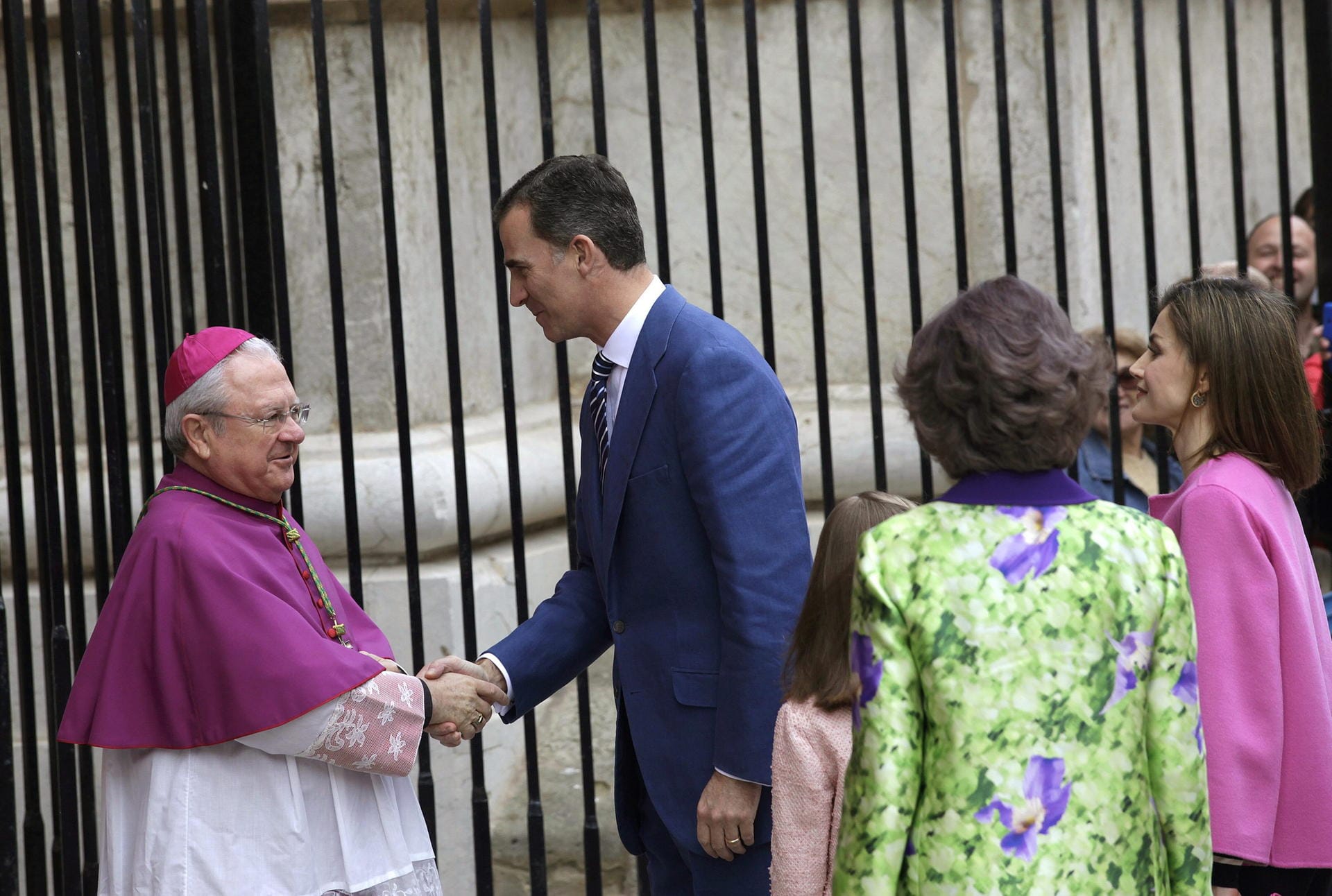 Empfangen werden die spanischen Royals von Mallorcas Bischof, Javier Salinas (l.).
