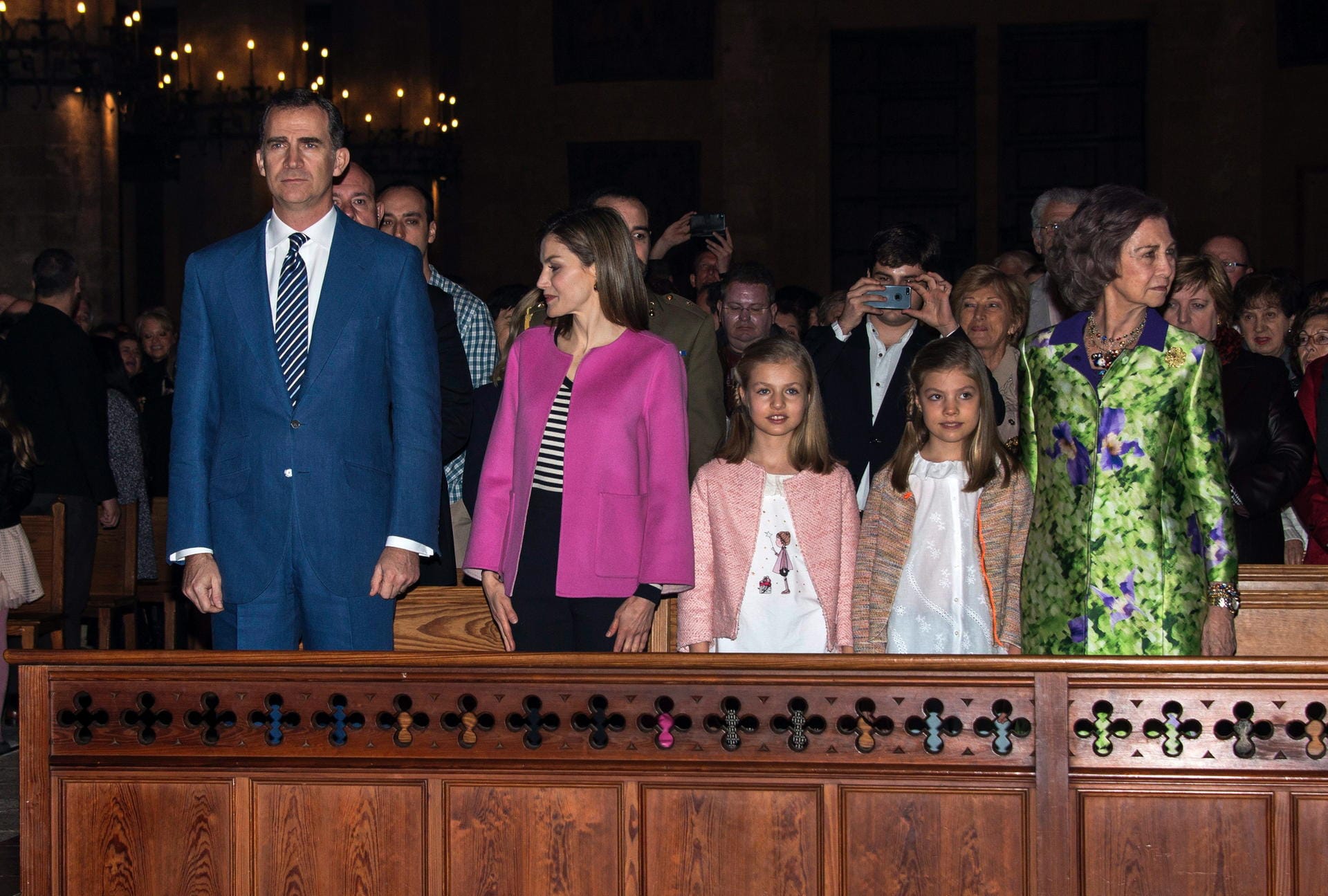 Felipe VI und seine Frauen Besuchen die Messe am Ostersonntag.