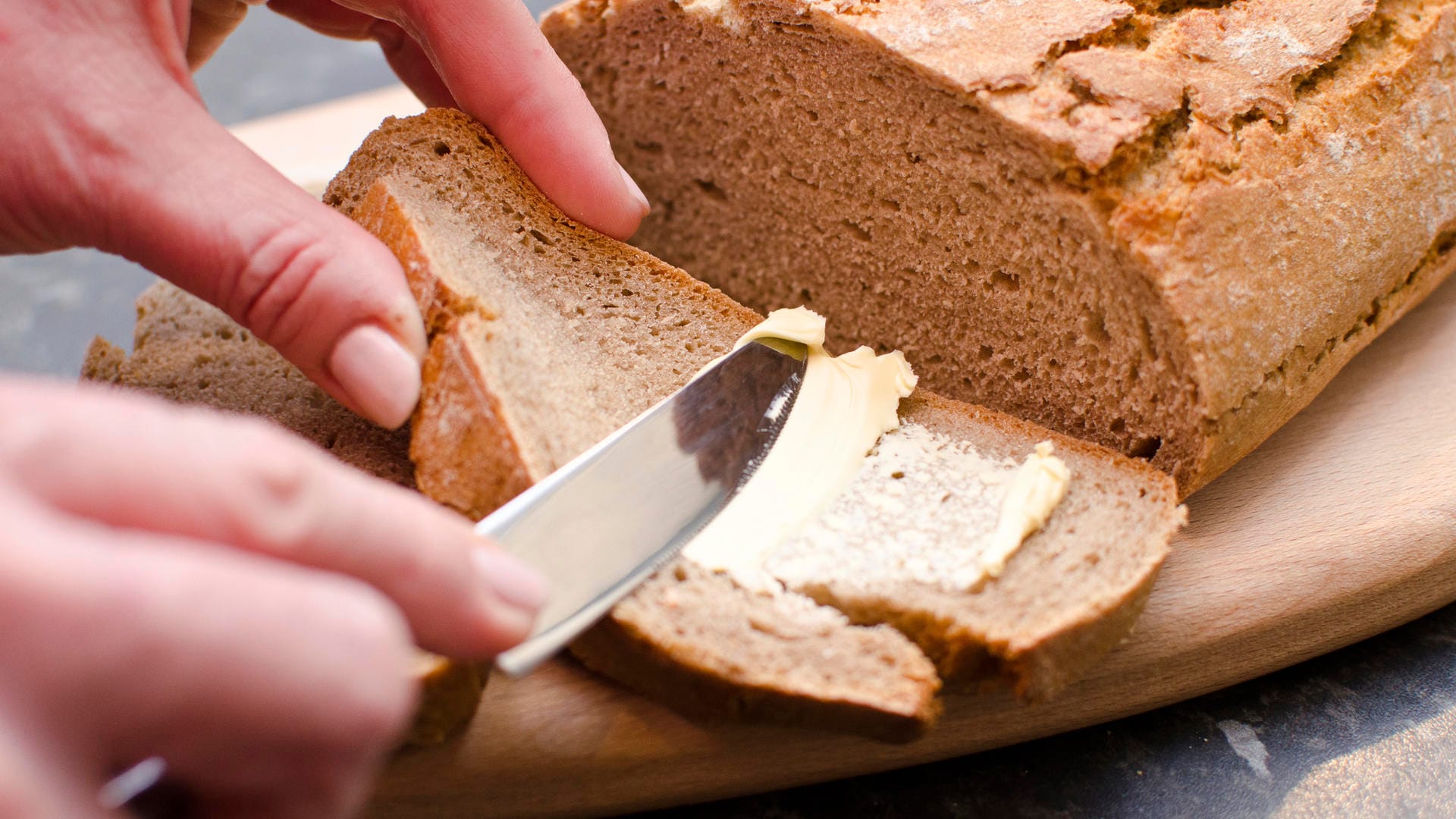 Für viele gehört das Abendbrot dazu – aber macht es zu später Stunde dick?