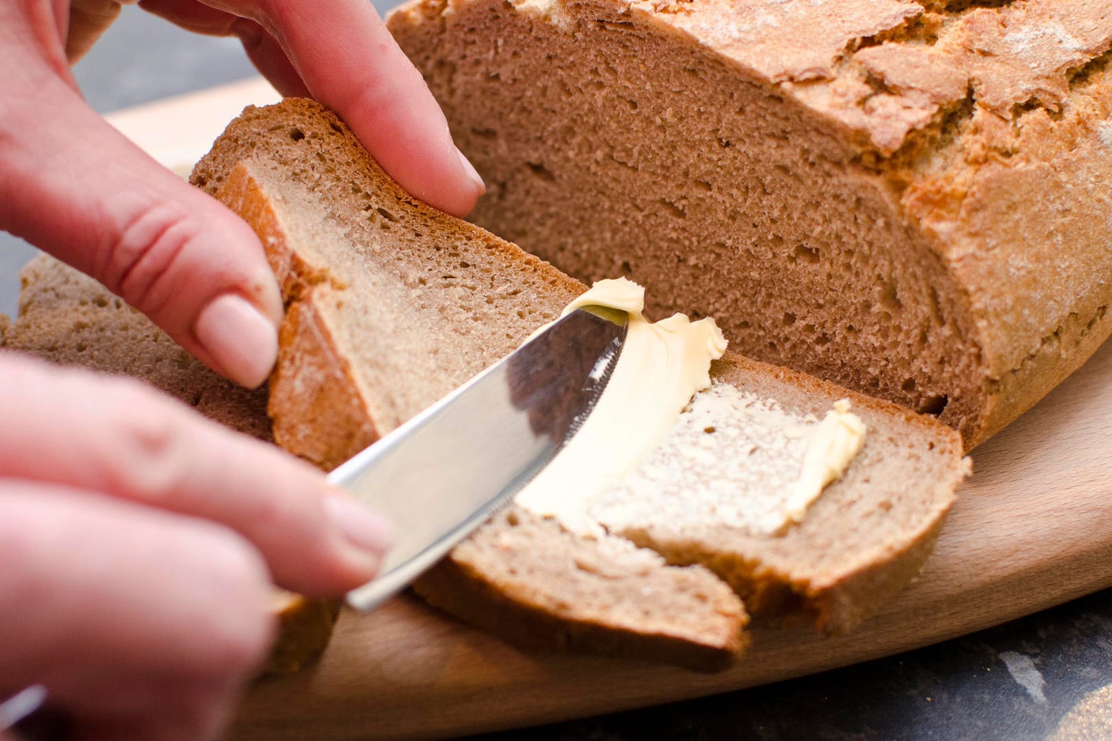 Für viele gehört das Abendbrot dazu – aber macht es zu später Stunde dick?